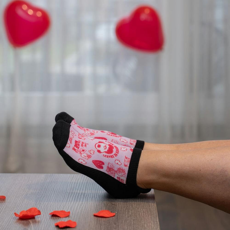 Viasox Love Stinks Ankle Socks Valentine's Day Background